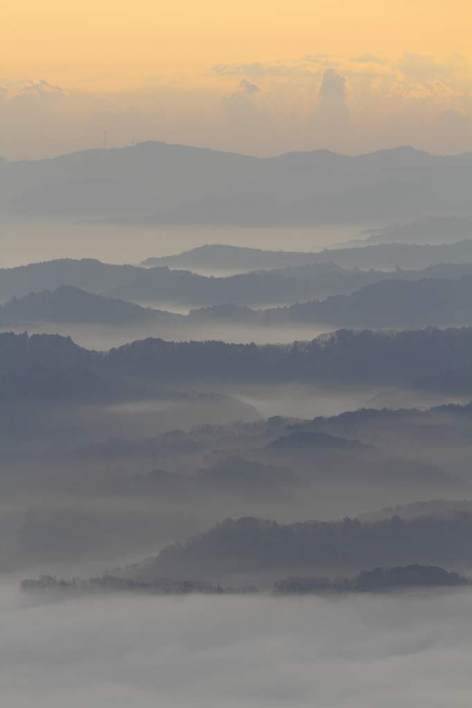 山嶺湧雲