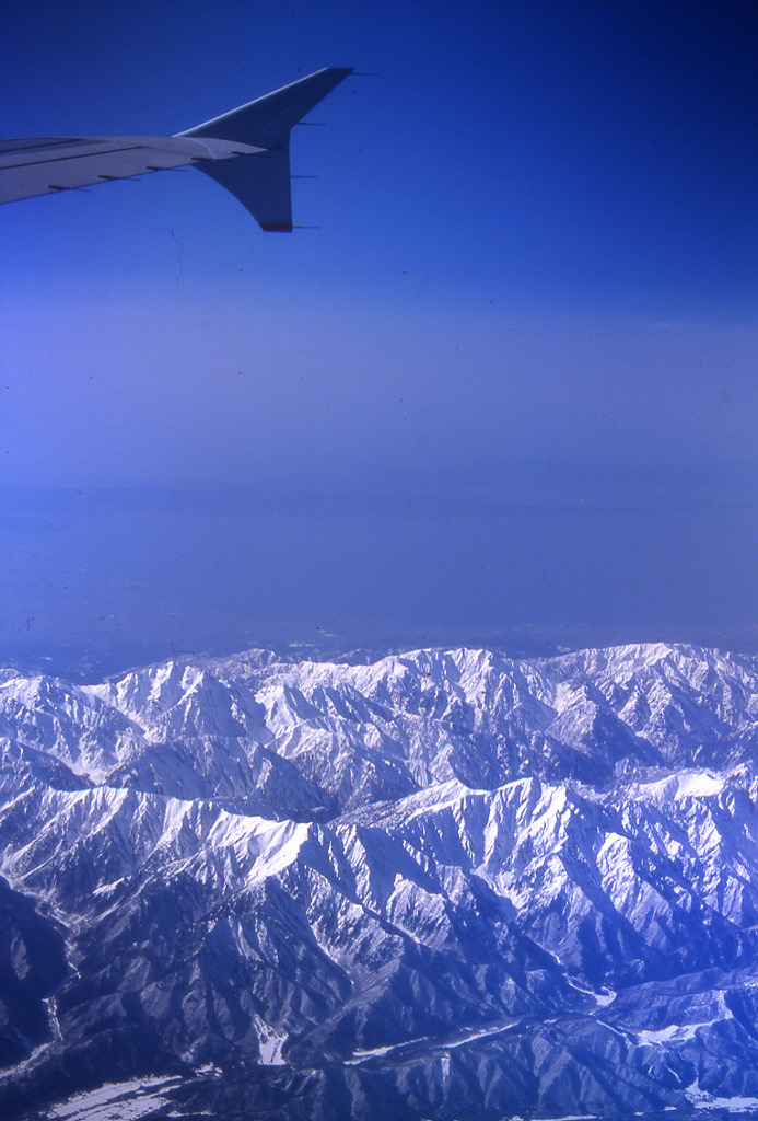 見下ろす雪山