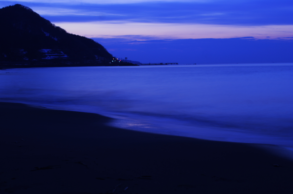 黄昏から夜景への浜辺