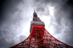 雨雲の中の東京タワー