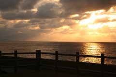 夕日を眺める日本海
