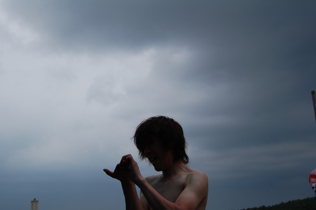 虫を見つめる鬼教官