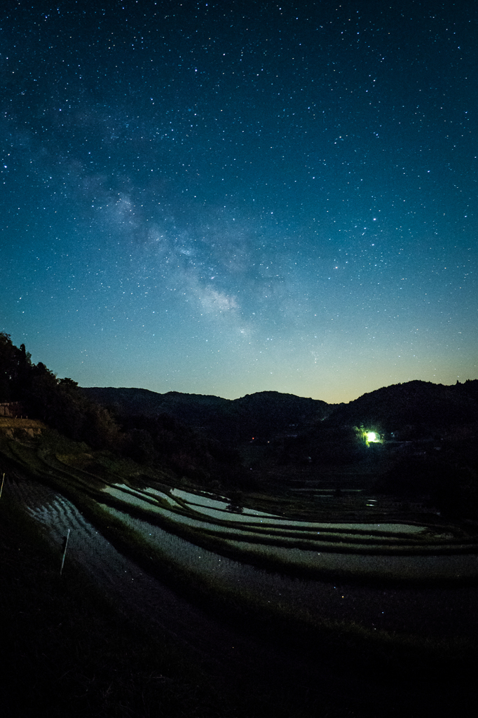 棚田に映る星空