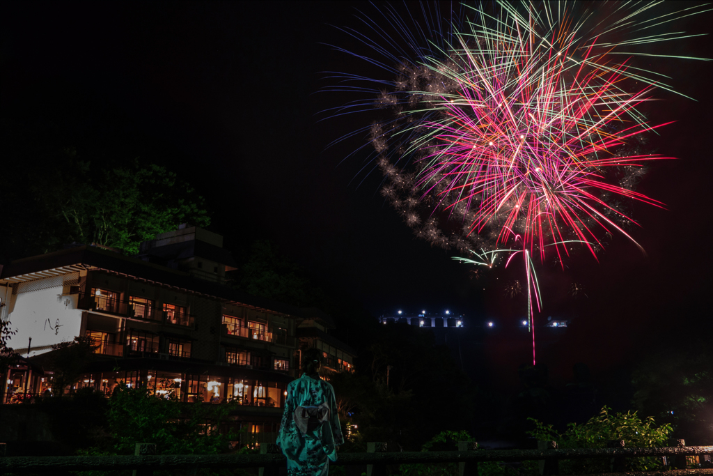 温泉街の花火