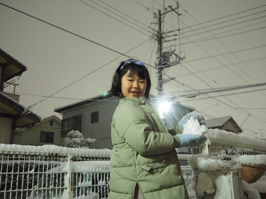 雪にはしゃぐ娘