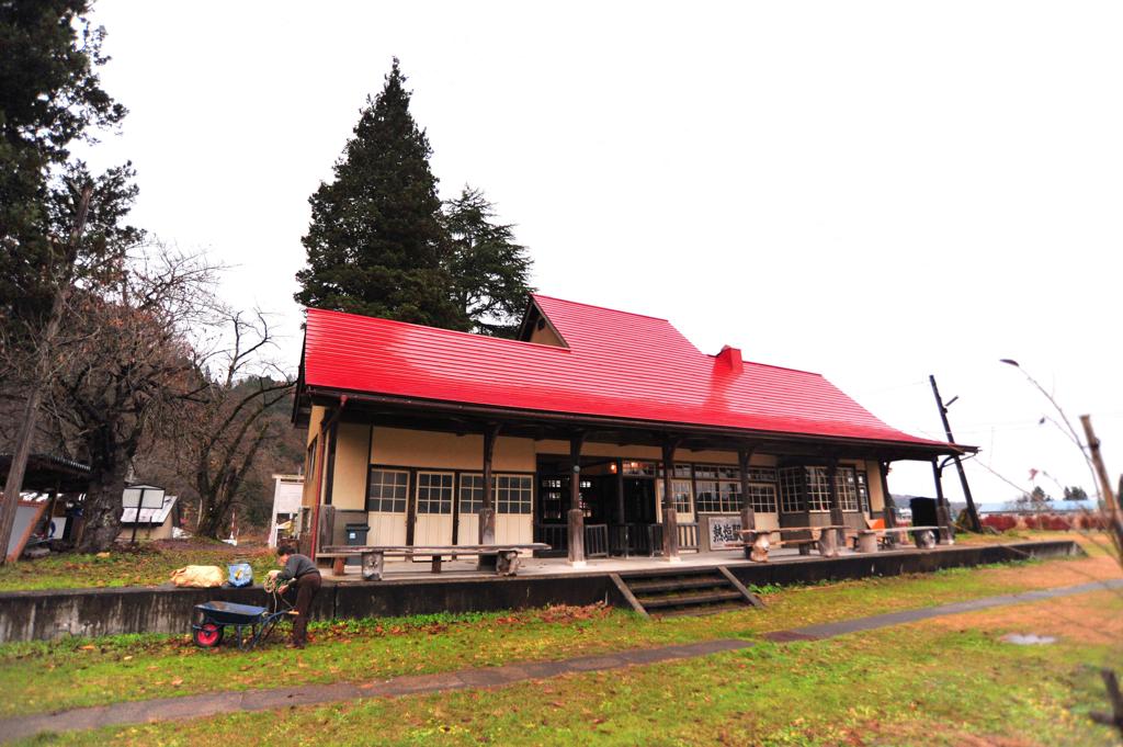 赤い屋根の駅