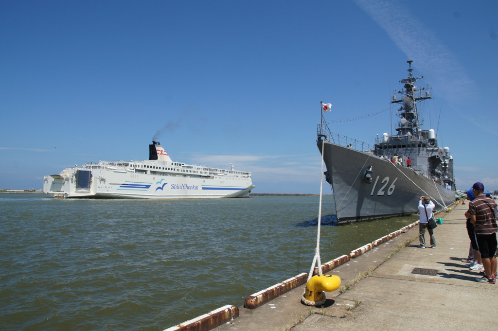 護衛艦も営業中！