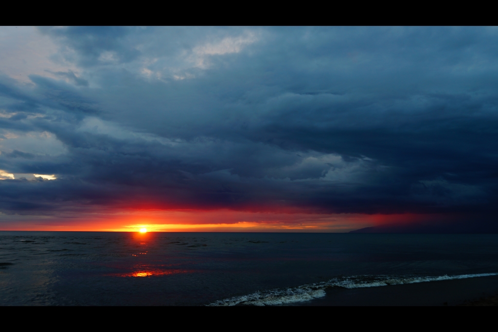 雲の下の夕日