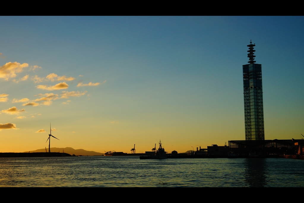 夕景：秋田港