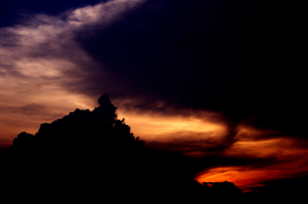怪しい西の空