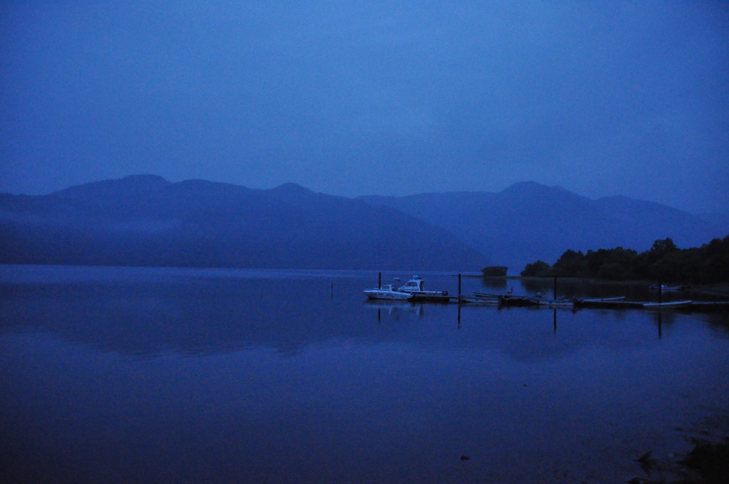 湖の夜明け前