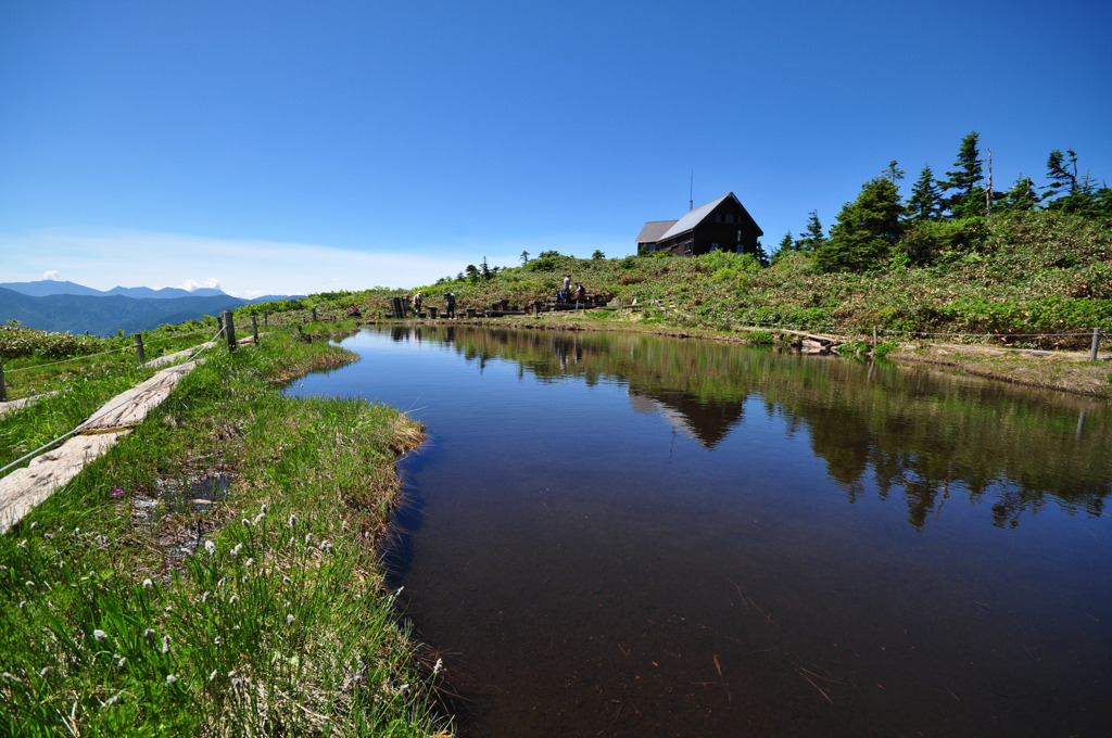 蒼の池に映る山小屋