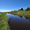 蒼の池に映る山小屋
