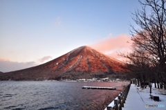 朝日に燃ゆる男体山