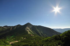 鷲羽岳と山小屋と太陽