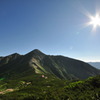 鷲羽岳と山小屋と太陽