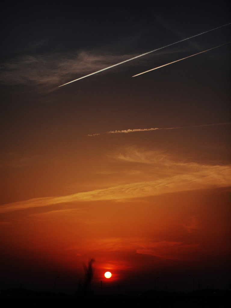 夕日と飛行機雲