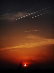 夕日と飛行機雲