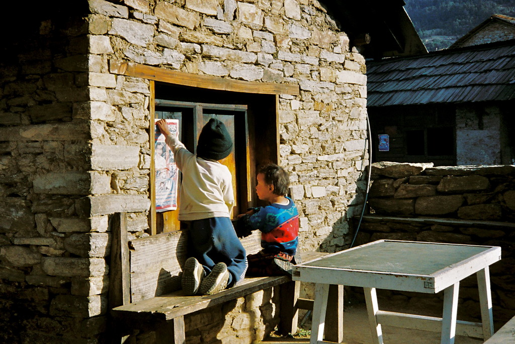 ネパール、ヒマラヤ山中の学校の子供