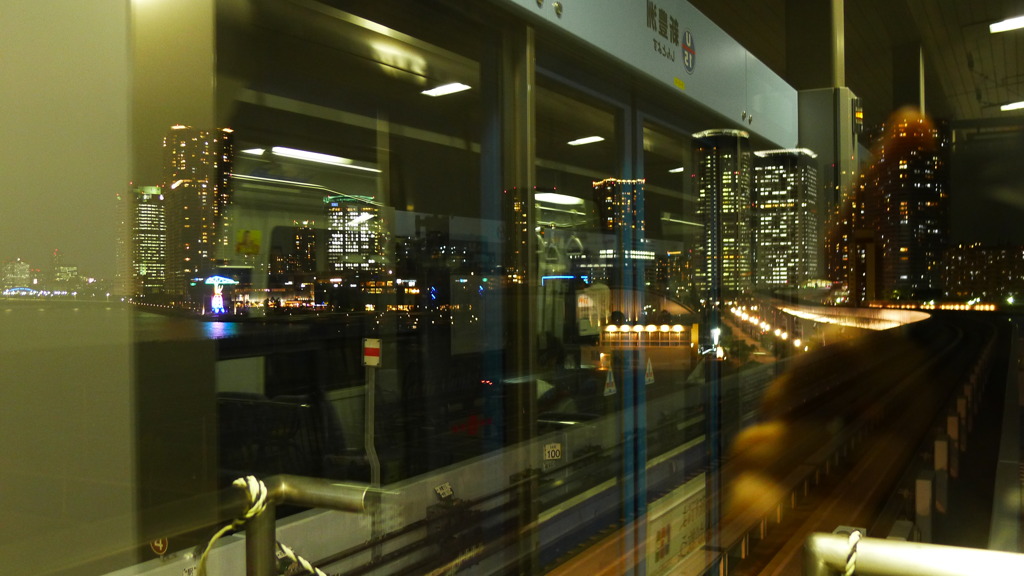新豊洲駅のホームから豊洲の夜景