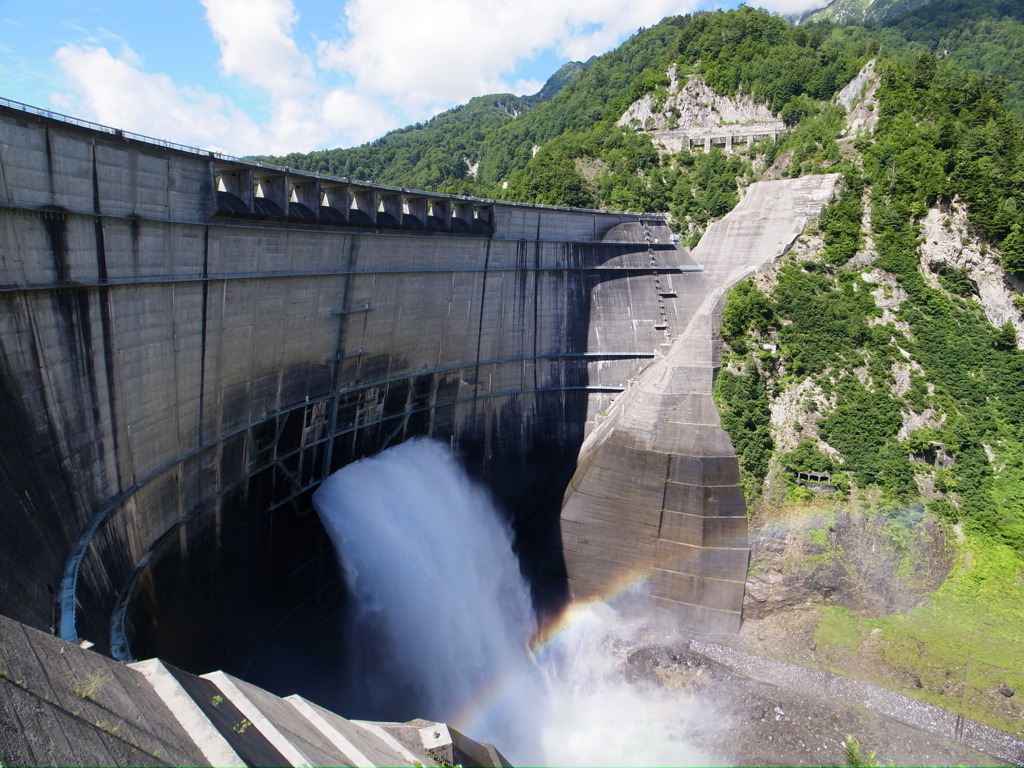 黒部ダムの放水