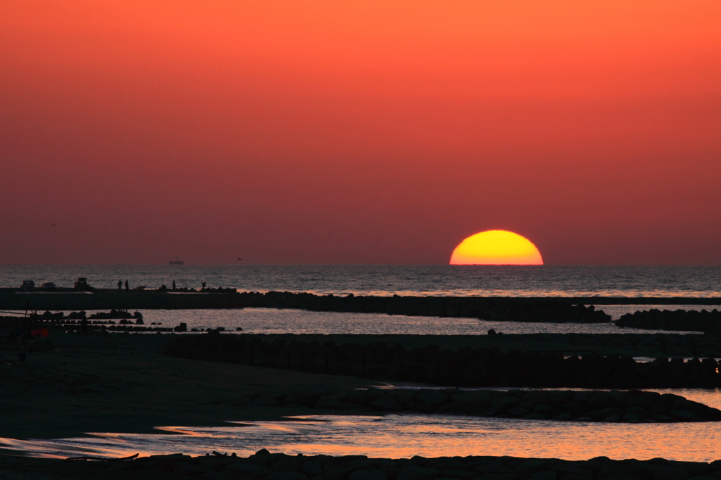 パステル画 「太陽と海」 太陽が水平線と赤空青の海の日の出の写真素材・画像素材 Image