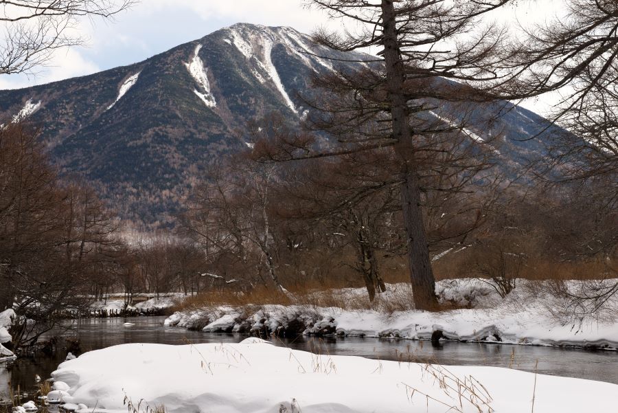 男体山と湯川