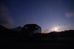 車と星空
