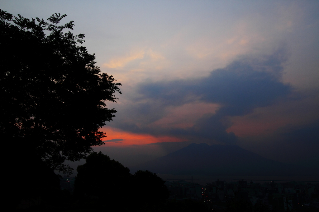 噴煙を上げる桜島の朝