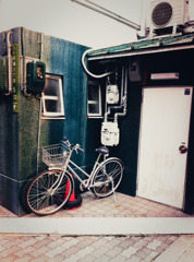 ミドリの壁と自転車と白いドア。その他いろいろ。