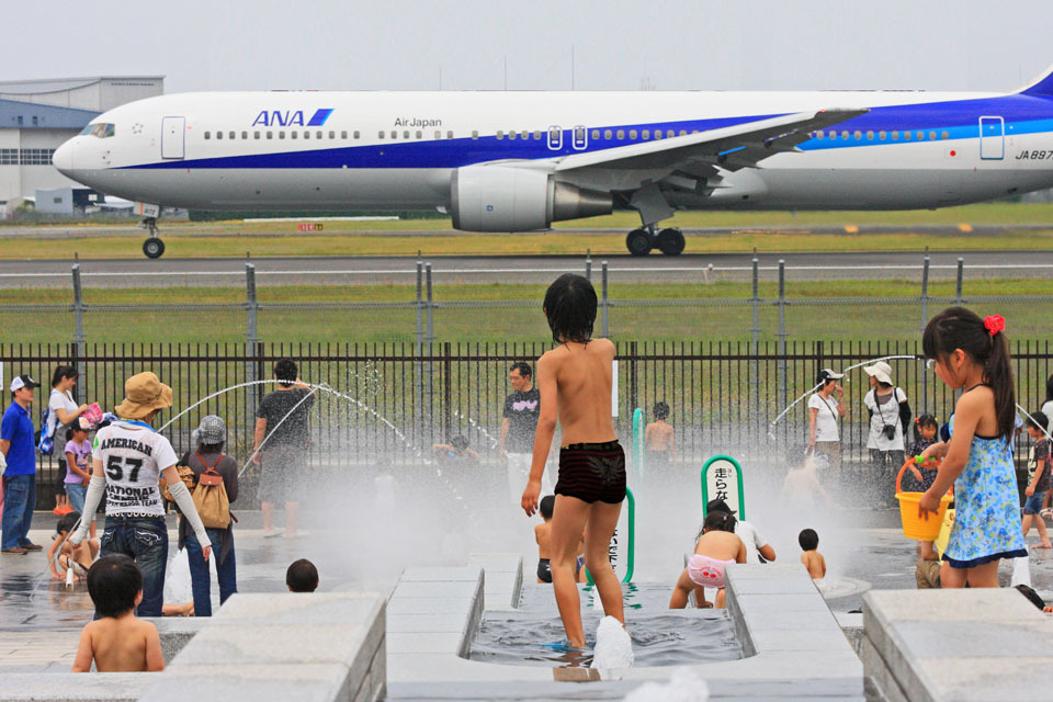 飛行機がおりてきたァ ～