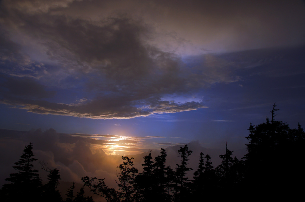ガスから覗く夕日