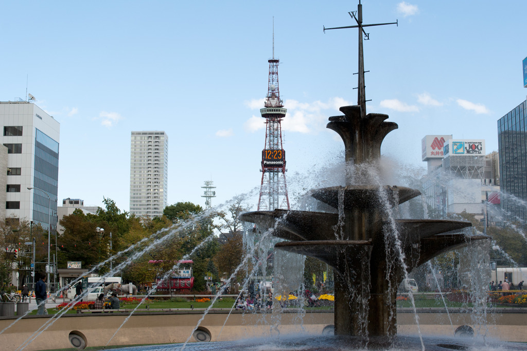 空と噴水と大通公園