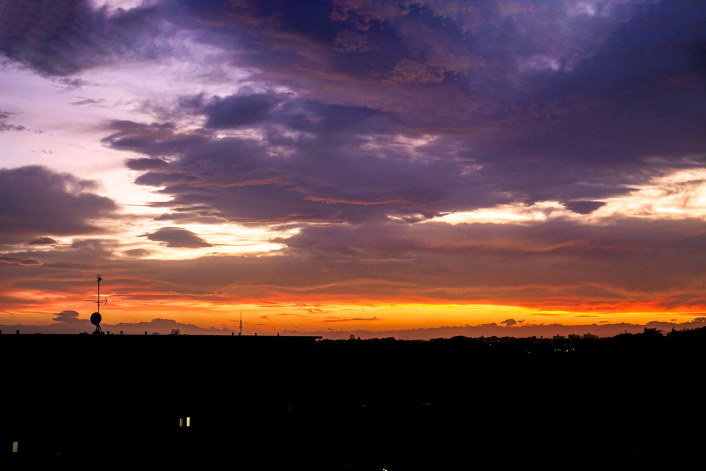 怪しくも美しい夕景 01