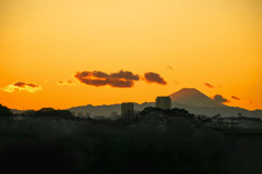 ほんのり赤富士と千切れ雲