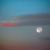 淡い朝焼けに掛かるFull moon