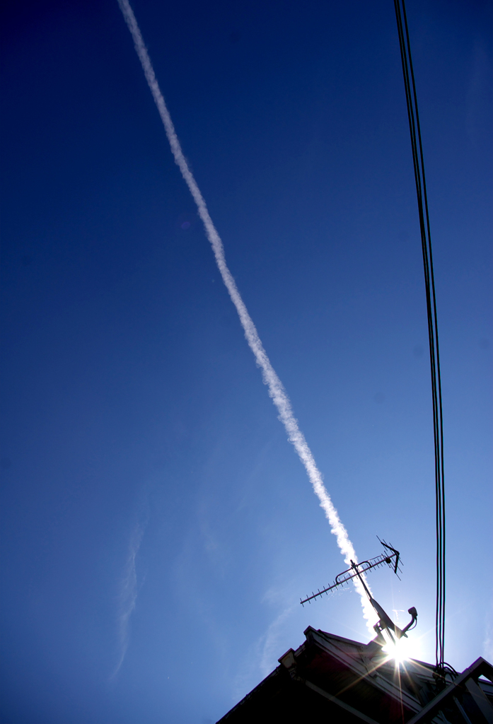 電線と飛行機雲