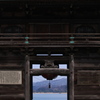 山門から海を臨む