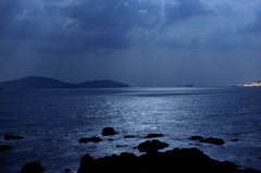 月明かりの海