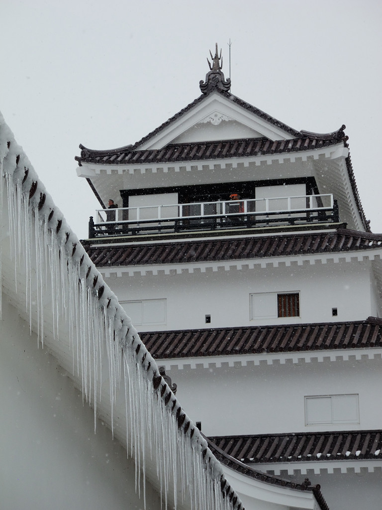 軒端凍えて