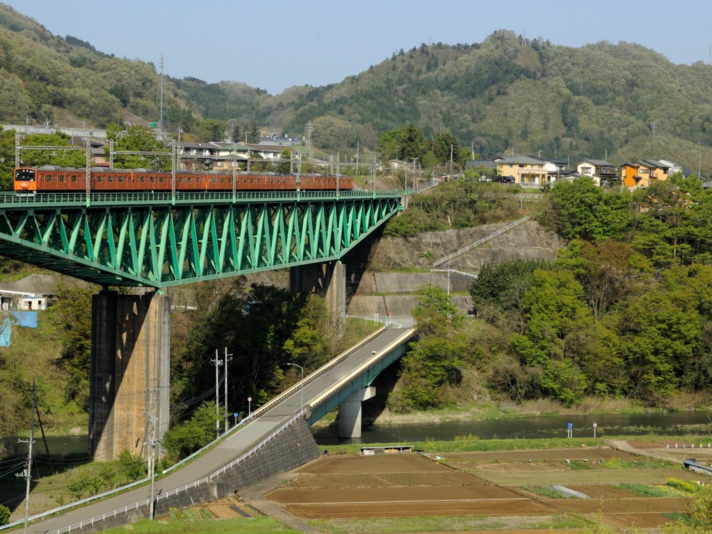 都会の電車が山登り