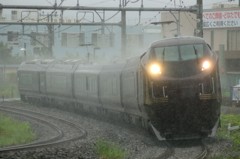 雨を裂く