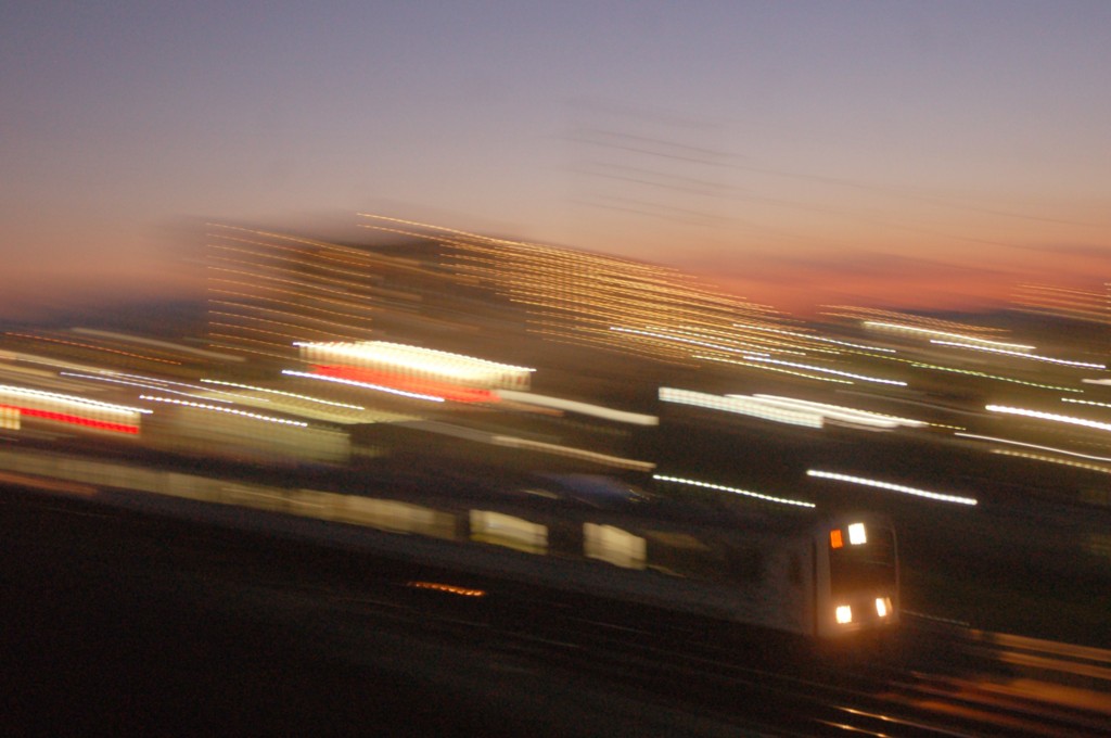 夕暮れの中央線を車庫へ急ぐ