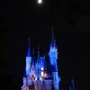 ディズニー、月の光を浴びるシンデレラ城