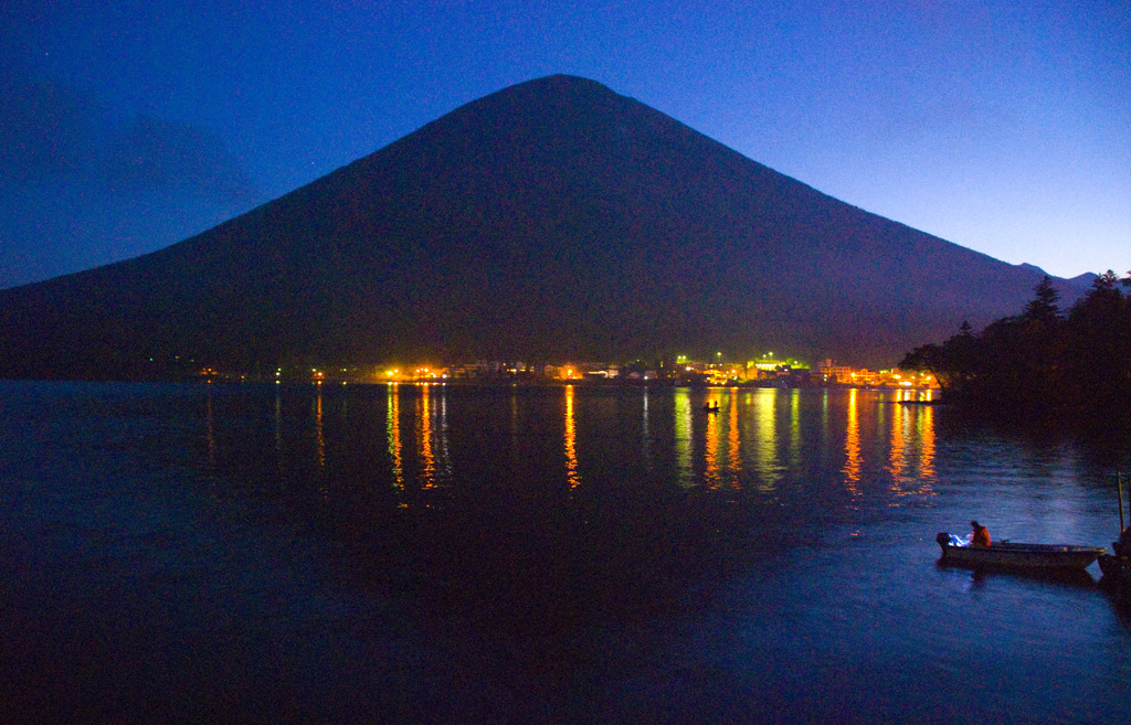 夜明け前の山の神に抱かれて