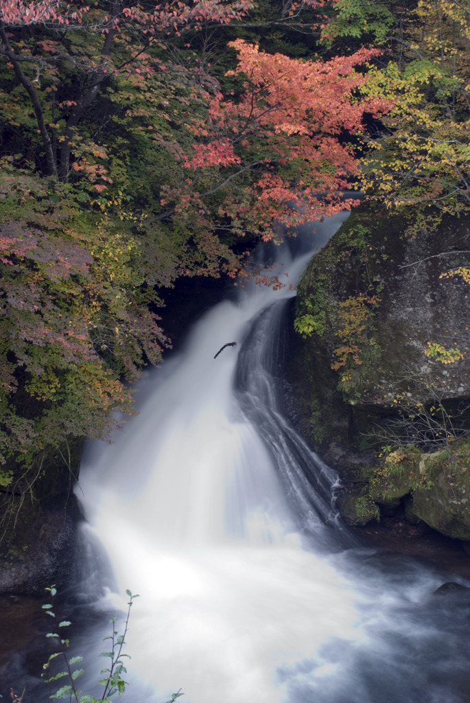 秋の竜頭の滝　左側