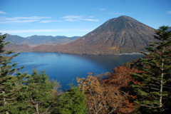 秋の男体山と中禅寺湖