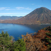 秋の男体山と中禅寺湖