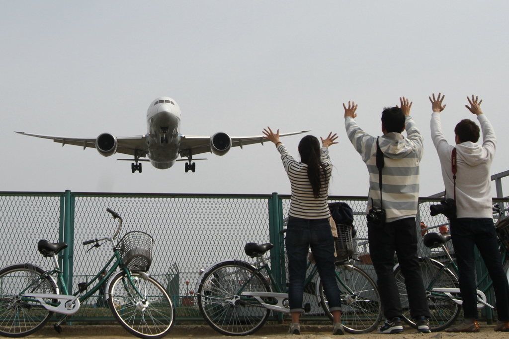 飛行機には絶対ふれないで？