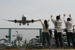 飛行機には絶対ふれないで？